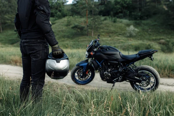 Foto de cerca del motociclista y la motocicleta en la carretera del campo. Enfoque en motorista. —  Fotos de Stock