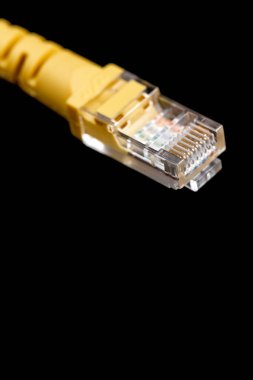 Siyah arkaplan üzerinde sarı ağ prizinin makro görüntüsü. Fiber optik.