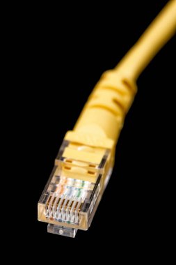 Siyah arkaplan üzerinde sarı ağ prizinin makro görüntüsü. Fiber optik.