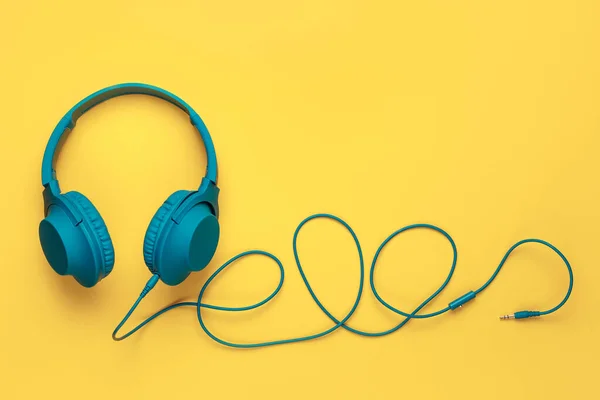 蓝色耳机，黄色背景。音乐概念. — 图库照片