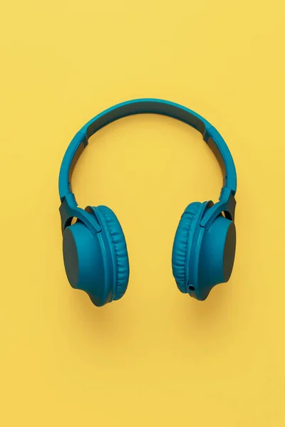 Fone de ouvido azul no fundo amarelo. Conceito musical. — Fotografia de Stock