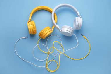 Mavi arka planda iki kulaklık. Müzik konsepti.