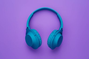 Mor arka planda zarif mavi kulaklık. Müzik konsepti.