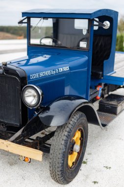 Ialoveni, Moldova - 1 Eylül 2020: Koyu mavi retro araba Dodge Brothers Detroit USA.