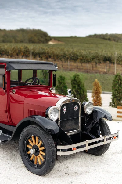 Ialoveni, Moldavie - 1 septembre 2020 : Voiture rétro rouge Dodge Brothers Detroit USA 1929. — Photo