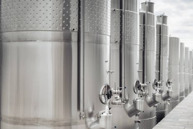 Şaraphanede şarap fermantasyonu için modern paslanmaz çelik fıçılar. Şarap endüstrisi.