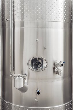 Şaraphanede şarap fermantasyonu için modern paslanmaz çelik fıçının yakın plan görüntüsü. Şarap endüstrisi.