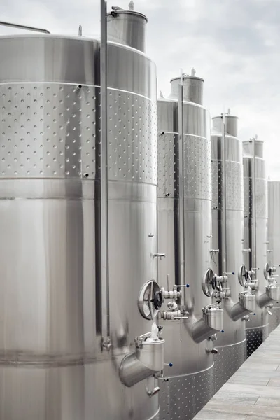 Nowoczesne beczki ze stali nierdzewnej do fermentacji wina w winiarni. Przemysł wina. — Zdjęcie stockowe