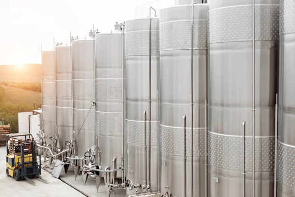 Nowoczesne beczki ze stali nierdzewnej do fermentacji wina w winiarni. Przemysł wina. — Zdjęcie stockowe