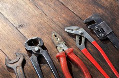 Ahşap bir arkaplanda eski araçlar