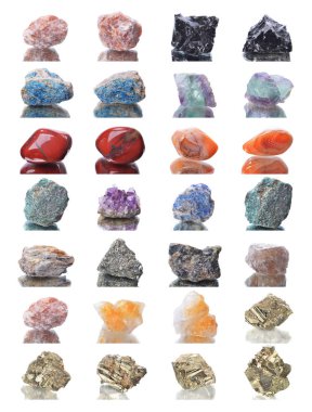 Doğal mineral taş örnek - yalıtılmış bir beyaz arka plan, yansıma üzerinde çeşitli taş makro çekim
