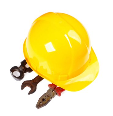 Sarı kask ve izole bir beyaz adam araçlar