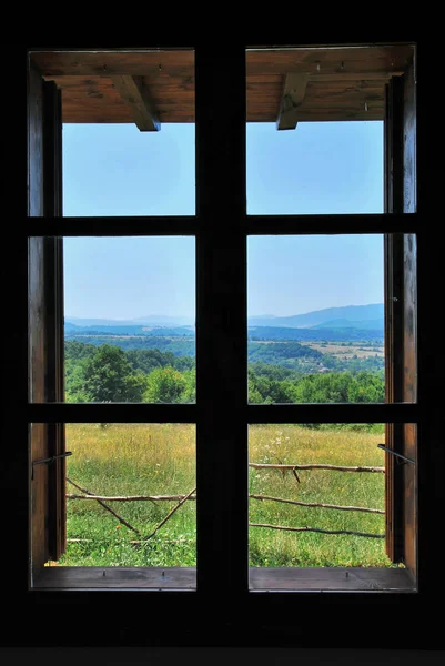 Přírodní Krajina Výhledem Přes Dřevěný Rám Okna — Stock fotografie