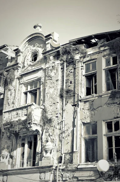 Fachada Antigua Casa Destruida Con Ventanas Rotas Vista Vertical —  Fotos de Stock