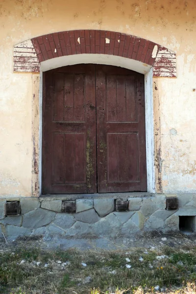 Puerta Madera Vieja Que Abre Edificio Viejo —  Fotos de Stock