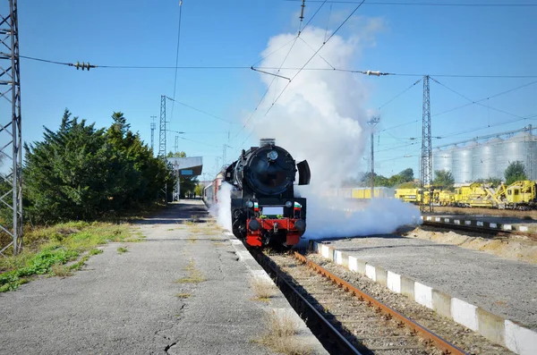 Retro Steam Train Departs Railway Station — Stock Photo, Image