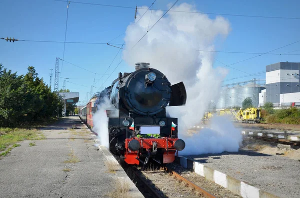 Retro Steam Train Departs Railway Station — Stock Photo, Image