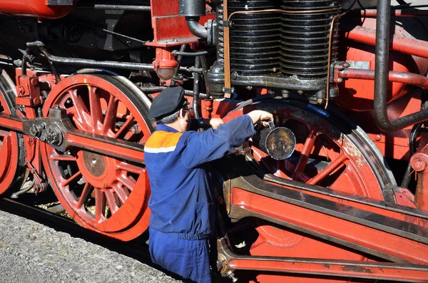 Popovo Bulgaria October 2018 Mechanic Checks Steam Locomotive Iin Popovo — Stock Photo, Image