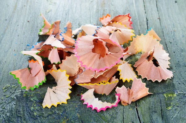 Copeaux Bois Crayons Couleur Sur Fond Bois — Photo