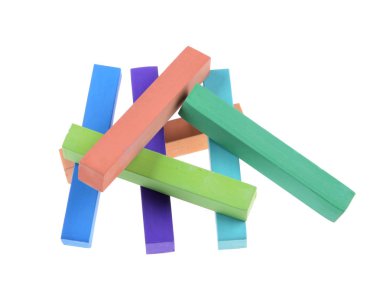 Düzenlenmiş bir izole beyaz arka plan üzerinde - renkli tebeşir pastel eğitim, sanat, yaratıcı