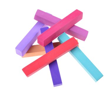 Düzenlenmiş bir izole beyaz arka plan üzerinde - renkli tebeşir pastel eğitim, sanat, yaratıcı