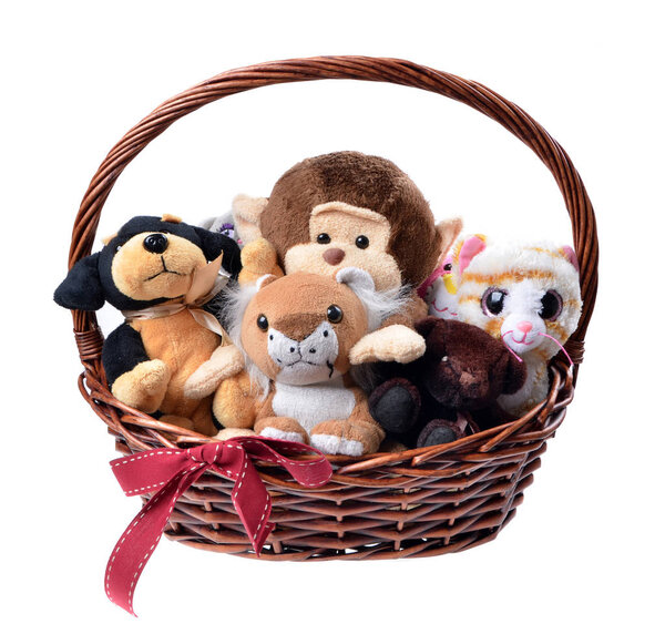 Фаршированные игрушки в рождественской корзине, изолированные на белом фоне
 