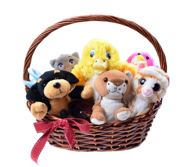 Фаршированные игрушки в рождественской корзине, изолированные на белом фоне
 