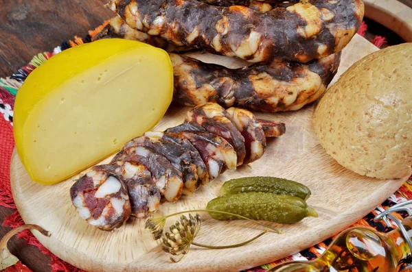 Salchichas Caseras Secas Con Verduras Especias Sobre Mesa Pimienta Pepinos —  Fotos de Stock