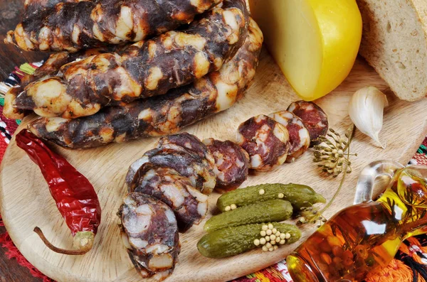 Salchichas Caseras Secas Con Verduras Especias Sobre Mesa Pimienta Pepinos —  Fotos de Stock