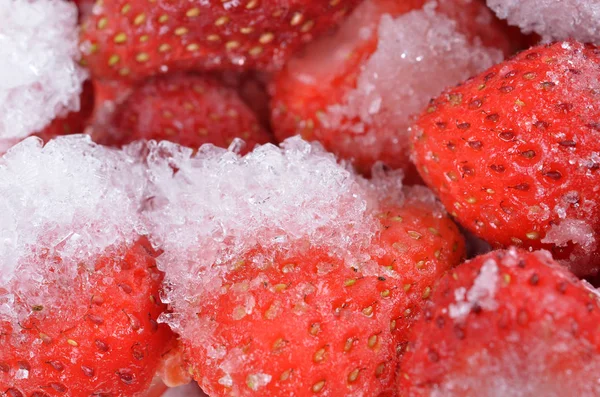 速冻的草莓与冰晶体背景图案 — 图库照片