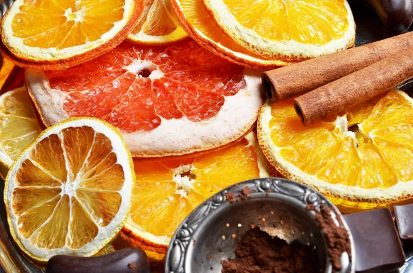 橘子干片 柠檬片 柚子片 肉桂棒 巧克力片 — 图库照片