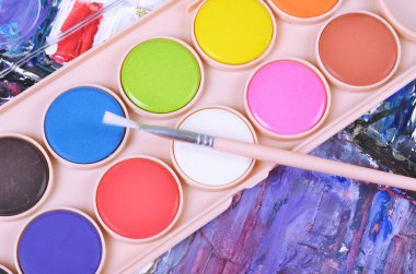 Suluboya boya ve fırça boyama araçlarını,