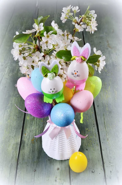 Osterdekoration Mit Frühlingsblumen Bunten Osterhasen Und Eiern — Stockfoto