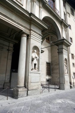 Uffizi Galerisi sütununun nişlerinde Pier Gapponi Heykeli, Floransa. 