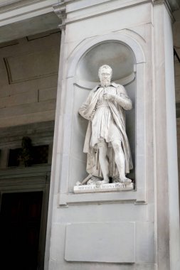 Uffizi Galerisi sütununun nişlerinde Michelang Buonarroti Heykeli, Floransa. 