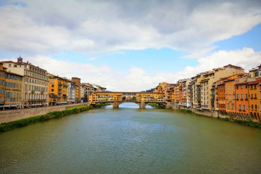Floransa, İtalya-29 Nisan 2019:Ponte Vecchio, İtalya'nın Floransa kentinde Arno Nehri üzerinde ünlü bir ortaçağ köprüsüdür.