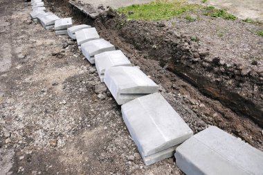 kaldırım onarım, yol için asfaltlama önce kaldırımlar yüklemek