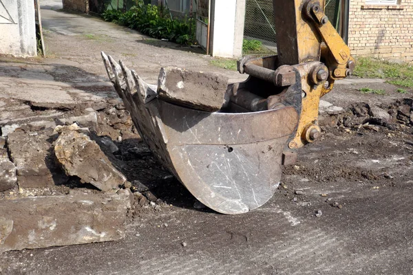 頑丈な掘削機は 地面の場所をきれいにする — ストック写真