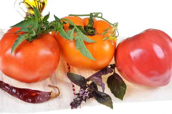 Bunte Auswahl Frischen Tomaten Basilikum Olivenöl Auf Weißem Hintergrund — Stockfoto