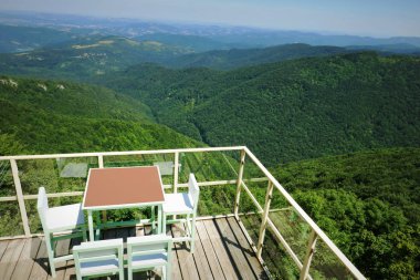 Balkan dağlarının bölgesinde ağaçlar ile güzel yeşil dağ manzara , Yukarıdan Bulgaristan.Gözlem köşesi.