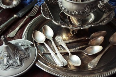 Eski ahşap masa üzerinde Vintage gümüş