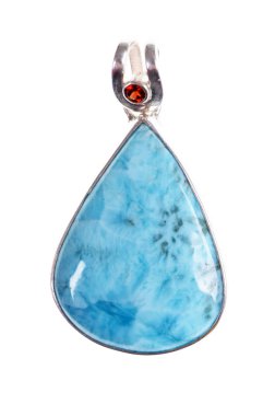 İzole edilmiş beyaz arka planda mavi larimar taşı kolyesi. Larimar, Dominik Cumhuriyeti 'nin ana taşıdır. 