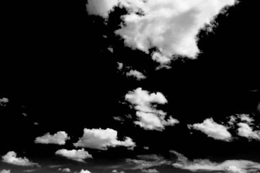 Siyah üzerine izole bulutlar. Tasarım ögeleri