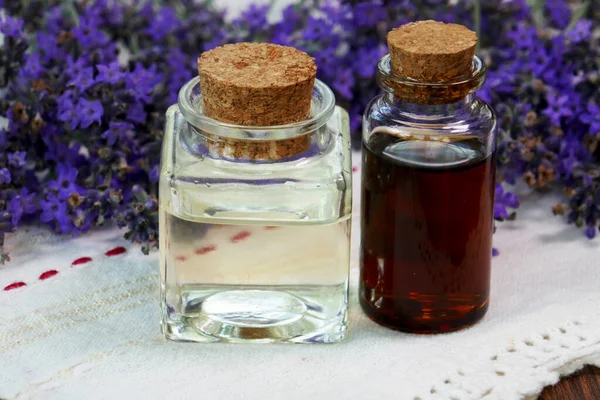 Botol Kaca Dengan Minyak Lavender Esensial Bunga Lavender — Stok Foto