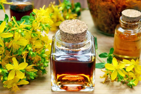 Flasche Mit Johanniskrautextrakt Auf Dem Holztisch — Stockfoto