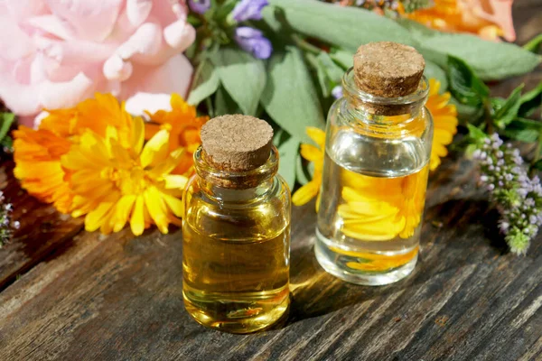 Val Glas Aromaterapi Eteriska Oljeflaskor Med Örter Och Blommor Bakgrunden — Stockfoto