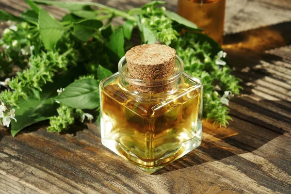 Geurende Olie Met Basilicum Close Een Fles Een Houten Tafel — Stockfoto