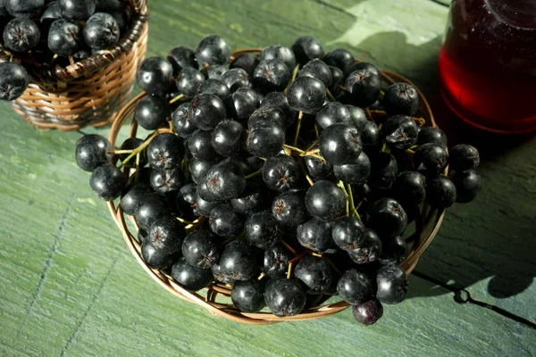 Čerstvé Černé Chokeberry Aronia Melanocarpa Šťáva Láhvi Dřevěném Pozadí — Stock fotografie