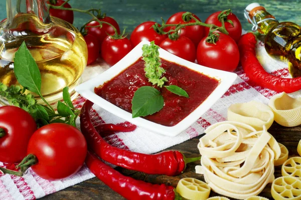 Tomatpuré Med Basilikablad Färska Tomater Olivolja Pasta Röd Paprika Träbräda — Stockfoto