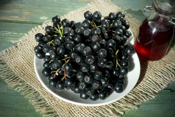 Chokeberry Preto Fresco Aronia Melanocarpa Suco Uma Garrafa Fundo Madeira — Fotografia de Stock